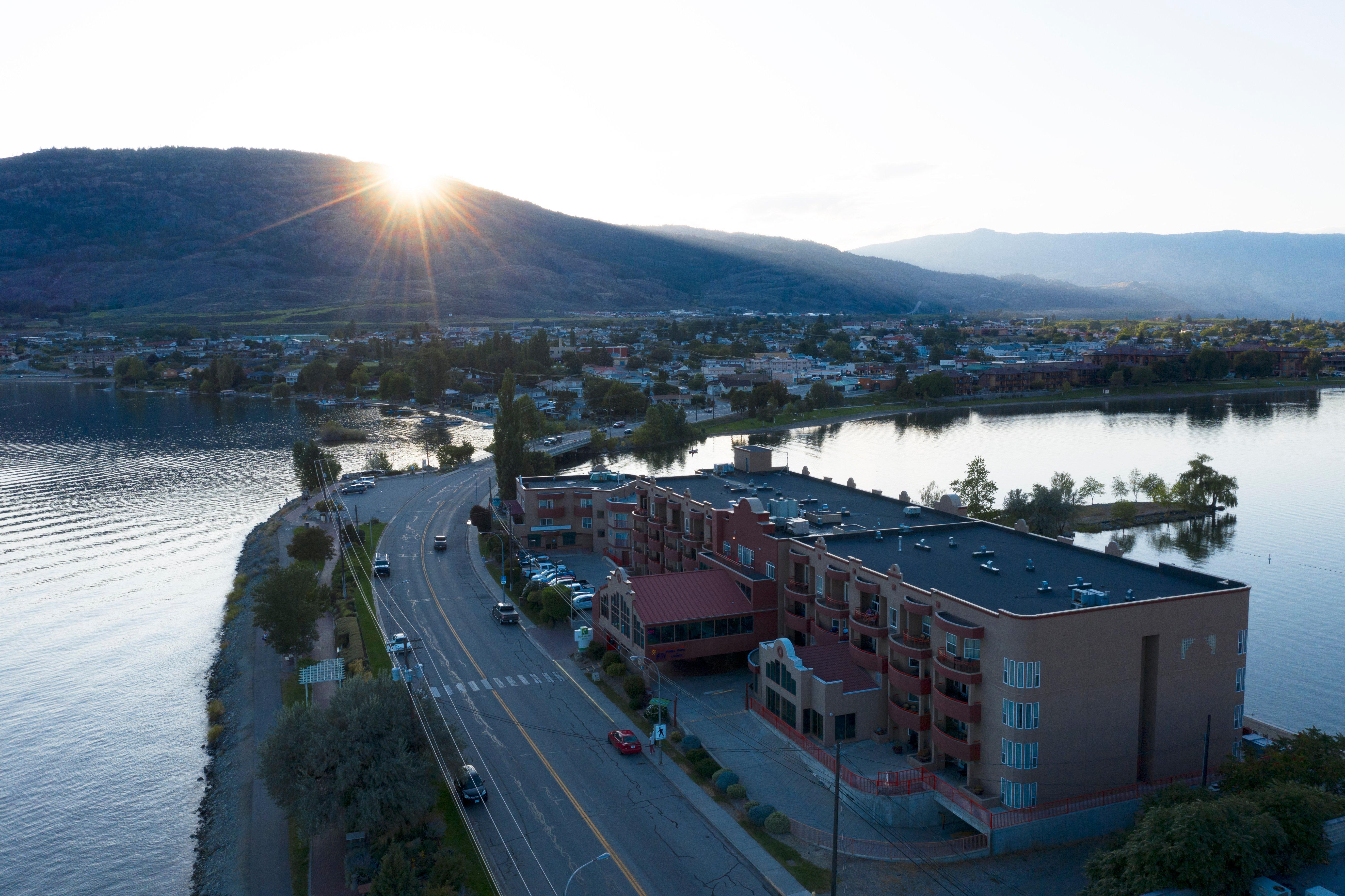 Holiday Inn Hotel & Suites Osoyoos By Ihg Exterior foto